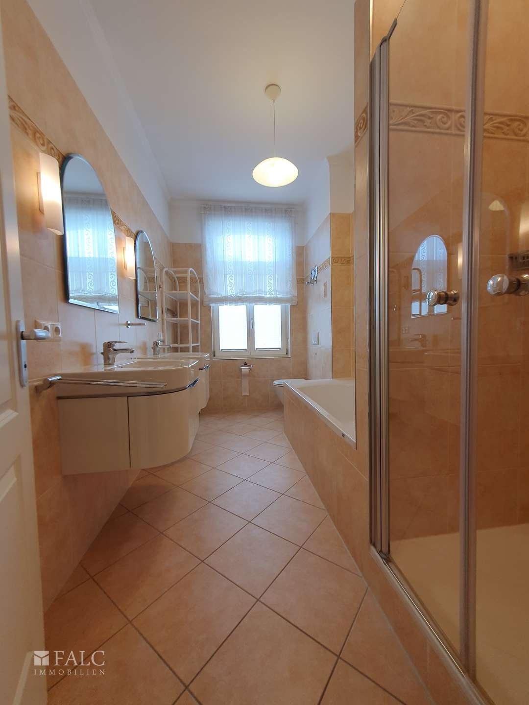 Bad mit Wanne und Dusche